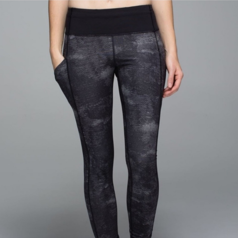 Lululemon Speed Thigh II Full On Luxtreme Sequin Snake Black Size:12